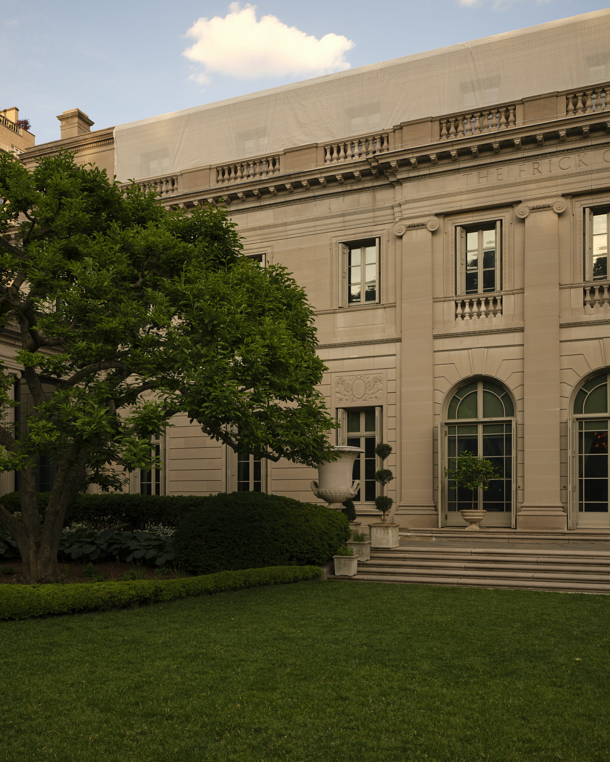 Design for Louis Vuitton Cruise 27 by Nicolas Ghesquière at Frick Collection © Adrian Gaut - Marie-Anne Derville